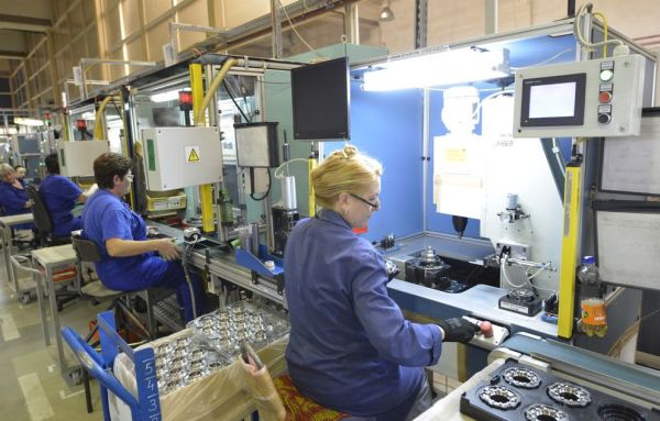 În primele şase luni ale anului, Compa s-a confruntat cu o scădere a personalului, de la 2.082 salariaţi la finele lui 2019, la 1.923 de angajaţi la 30 iunie 2020, prin plecări la cerere, pensionări, etc. 