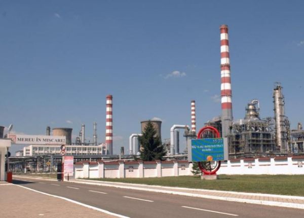 Rafinăria Lukoil, amendată pentru poluarea aerului în Ploieşti
