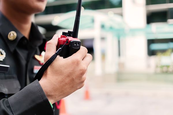 Verificări în cazul unor poliţişti, după ce un cetăţean le-a scăpat de sub escortă