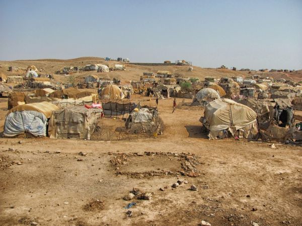300 de migranţi, mutaţi într-o tabără de corturi după incendiul de la Moria