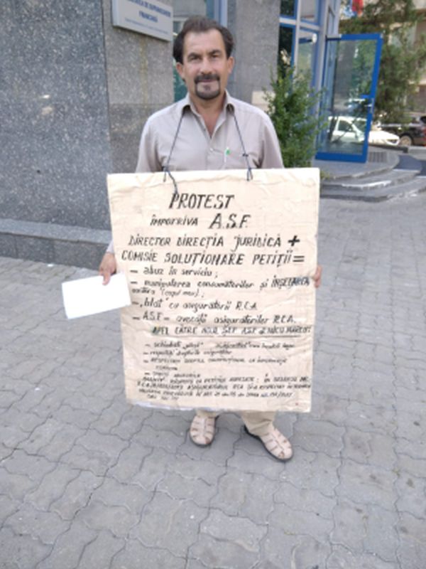 Un păgubit RCA protestează în faţa sediului ASF