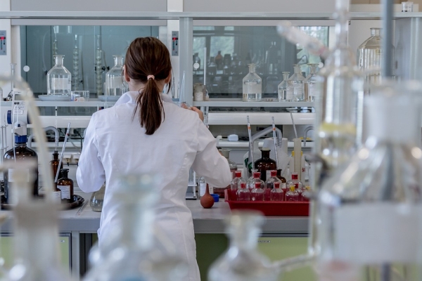 Peste 3.000 de îmbolnăviri după ce o bacterie a fost scăpată dintr-un laborator
