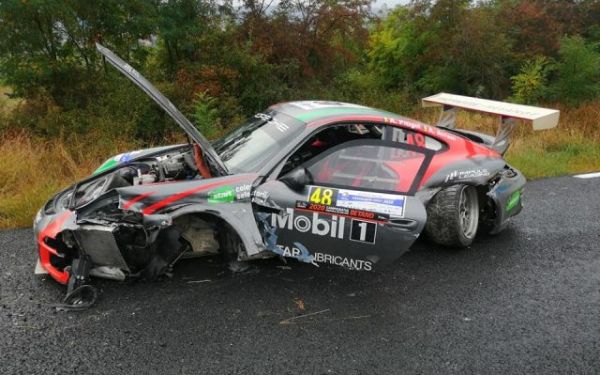 Un echipaj participant la Transilvania Rally, rănit după ce maşina lor a ieşit din decor