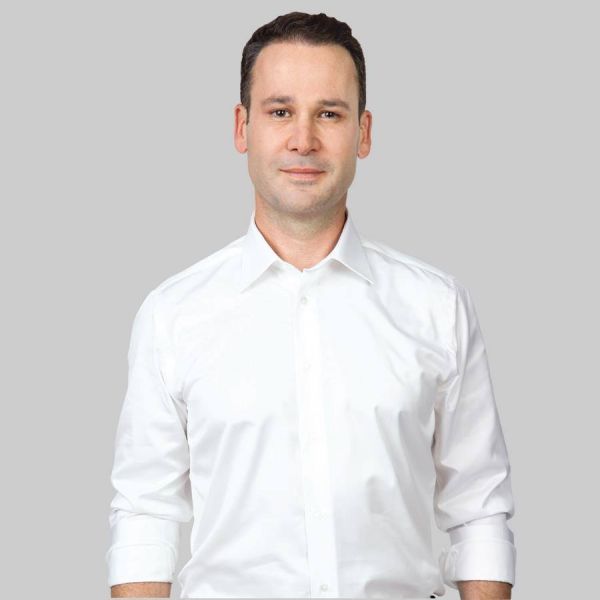 ''Le mulţumesc tuturor celor care au ieşit la vot; îl felicit pe Nicuşor Dan''