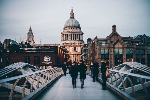 UE este pregătită să lucreze la textul unui acord comercial post-Brexit