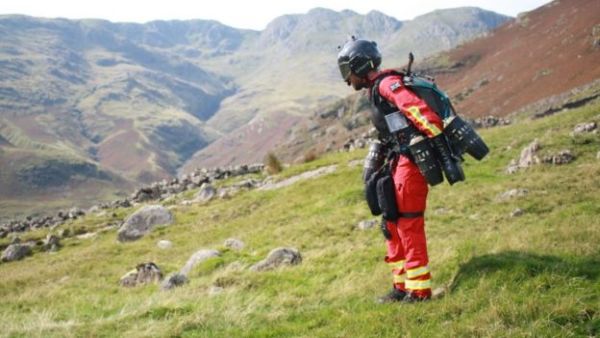 VIDEO: Paramedicii au testat un costum cu jet cu care pot ajunge la pacienţi în câteva minute