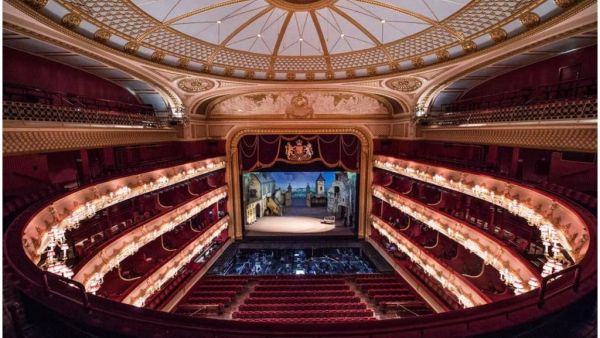 Royal Opera House va scoate la vânzare o pictură de David Hockney pentru a supravieţui în timpul pandemiei