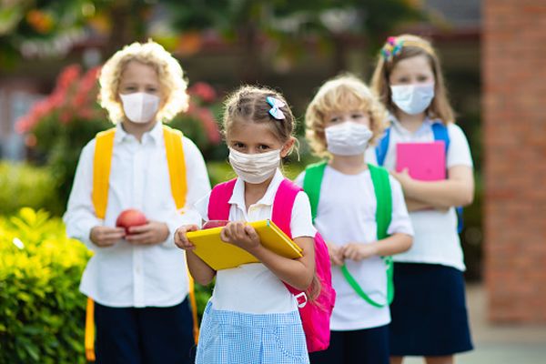 Masca devine obligatorie pe o rază de 100 de metri în jurul instituţiilor de învăţământ