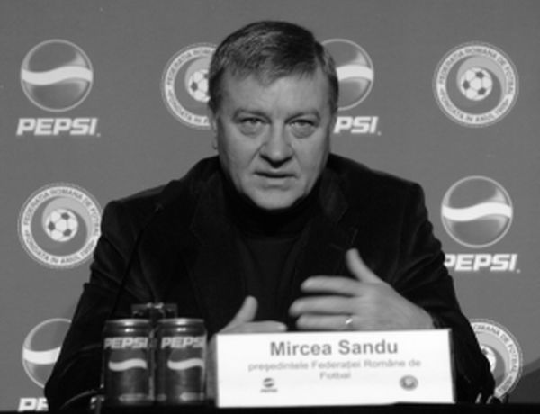 Fostul şef al FRF, Mircea Sandu, şi soţia sa au fost achitaţi în dosarul DNA de luare de mită