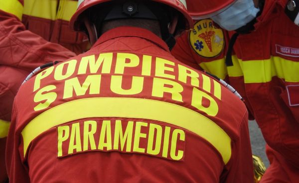 Accident în care o autoutilitară a rămas suspendată pe marginea unui şanţ