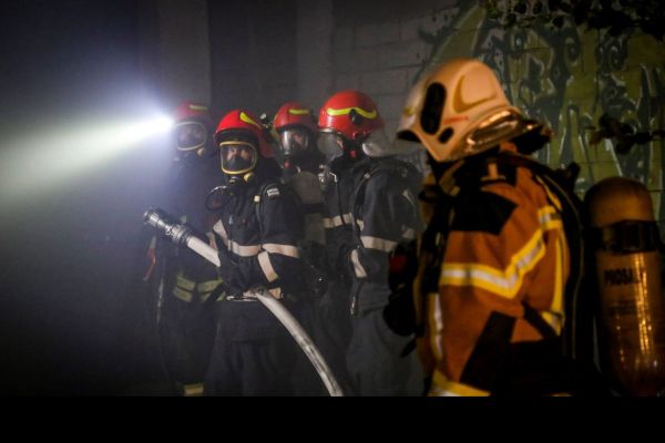 Incendiu la o vilă, care s-a extins la o altă vilă