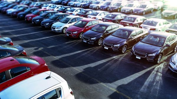 Afacerile din comerţul cu autovehicule şi motociclete au scăzut cu 12,2%