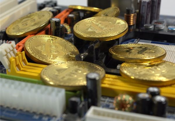 "Suntem angajaţi să evaluăm potenţialele costuri şi beneficii ale unei monede digitale"