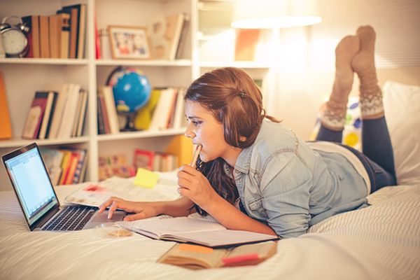 Instituţiile de învăţământ din Bucureşti vor trimite orarul cursurilor online către elevi
