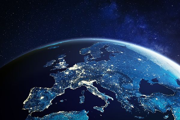 Euro s-a depreciat la 4,8737 lei