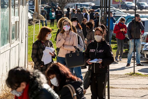 Bulgarii, obligaţi să poarte permanent masca în exterior