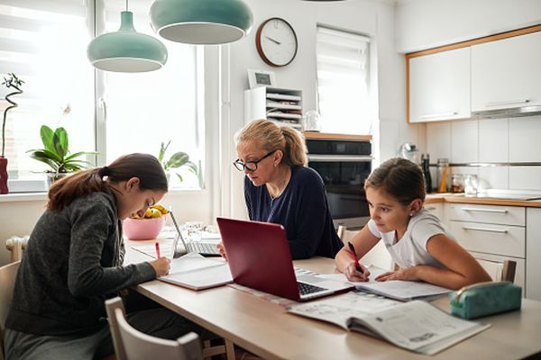 Şcolile din Râmnicu Vâlcea vor învăţa exclusiv online pentru încă două săptămâni