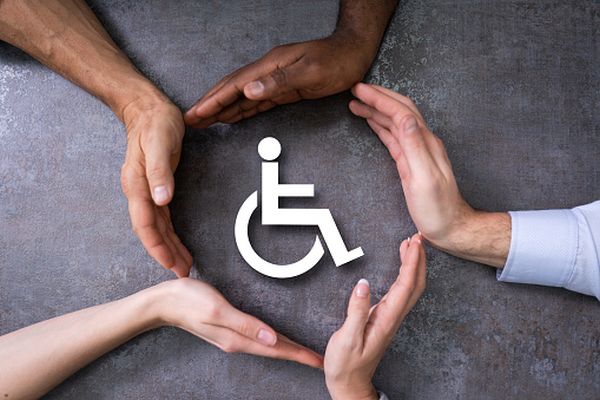 Plata stimulentului financiar pentru adulţii cu handicap, amânată în Bucureşti