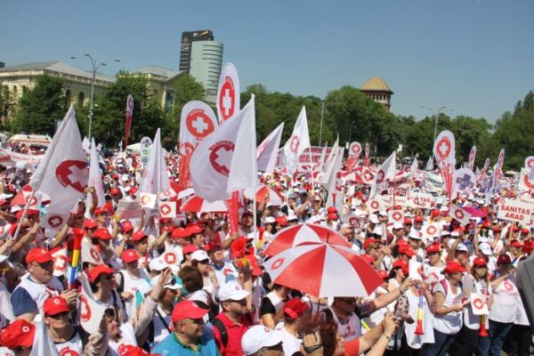 Sindicaliştii de la Sanitas, aşteptaţi astăzi la ''Mitingul epuizării"
