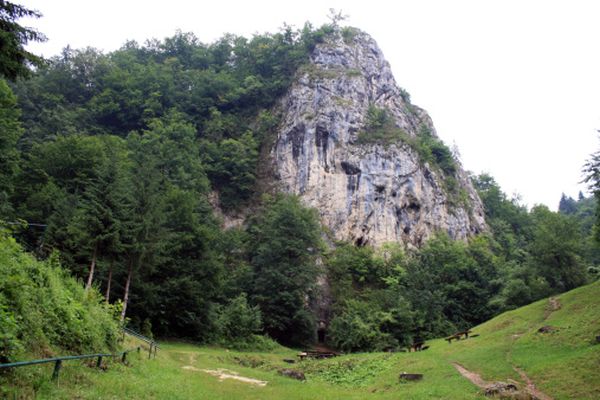 Doi adolescenţi au rămas blocaţi pe o stâncă la Pietrele lui Solomon