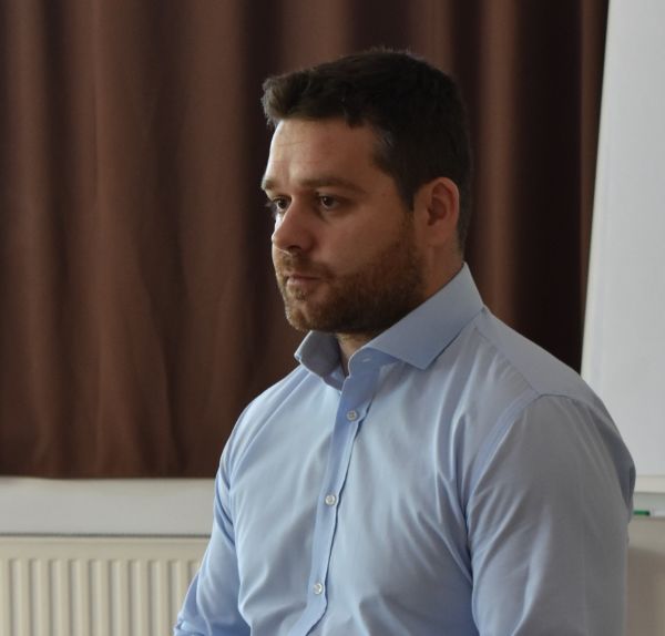 ''Întârzie reabilitarea a cinci şcoli despre care Gabriel Mutu promisese că se va finaliza în noiembrie''