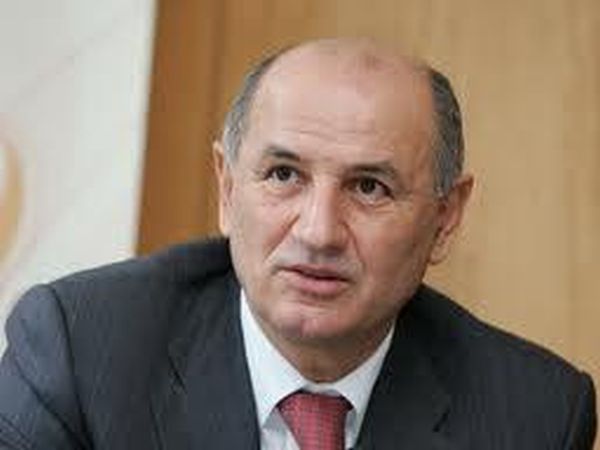 George Copos, trimis în judecată pentru că a plagiat o carte în închisoare