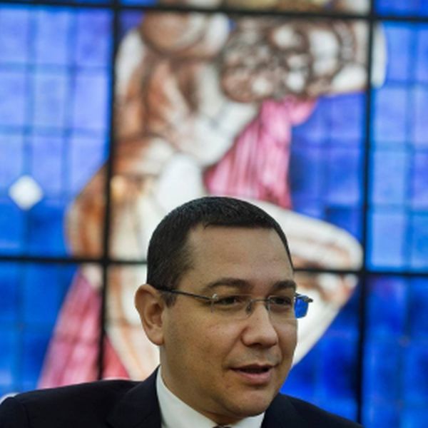 ''Cu ce îi ajută pe oameni că voi nu mai faceţi campanie acum?''