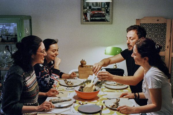 Şase din 10 români se aşteaptă să cheltuiască mai puţini bani pentru sărbătorile de iarnă 