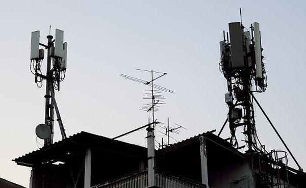 Statul francez, adus de doi operatori telecom în faţa Curţii Supreme