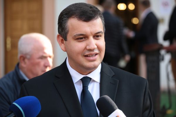 "PMP va tipări pliante cu candidaţii care nu susţin reducerea numărului de parlamentari la 300"