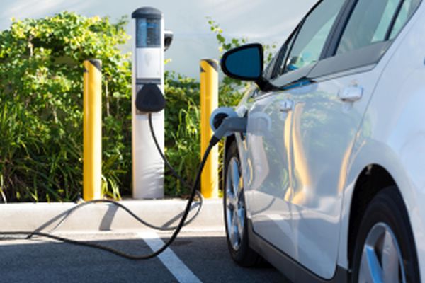 ''O nouă sesiune de finanţare pentru crearea reţelei naţionale a staţiilor de încărcare a maşinilor electrice''