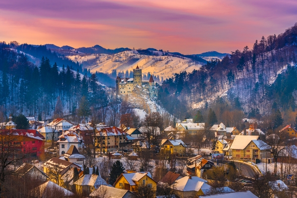  Românii vor să călătorească de sărbători, dar se tem să rezerve în avans vacanţe 