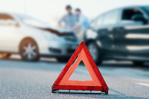4 persoane, rănite în urma coliziunii dintre 2 autoturisme