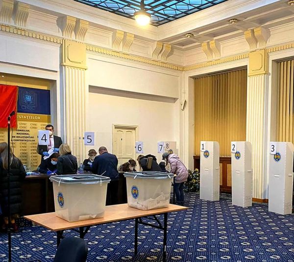 Alegătorii din localităţile carantinate se pot deplasa la vot fără declaraţie