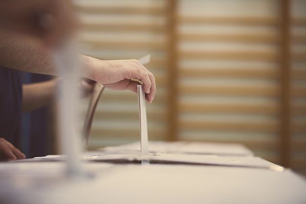 Un bărbat a murit în curtea unei secţii de votare din Argeş