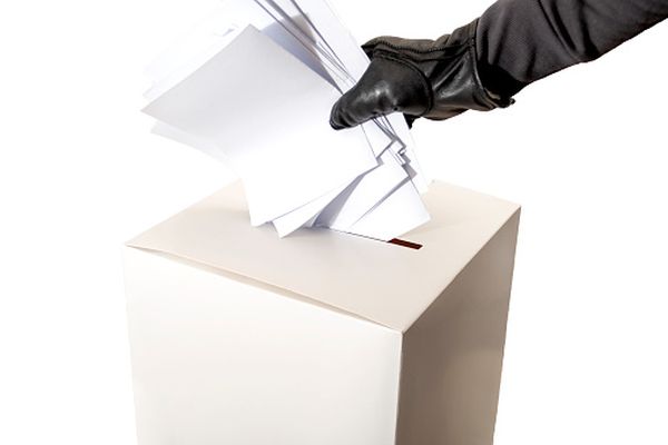 "Dosar penal după ce o femeie din Brăila a primit două buletine de vot pentru Senat"