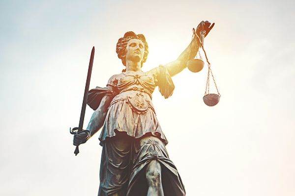 CCR a admis sesizarea ÎCCJ şi a Avocatului Poporului privind impozitarea pensiilor speciale