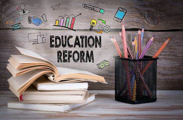 Zeci de asociaţii cer ca reforma educaţiei să fie prioritatea noului Parlament 