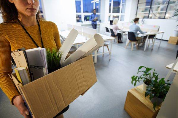 Aproximativ o mie de angajaţi, disponibilizaţi colectiv în pademie