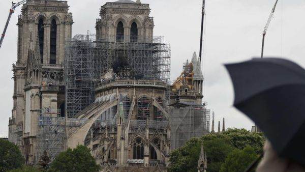 Membrii corului de la Notre-Dame din Paris au susţinut concertul de Crăciun purtând echipamente de securitate