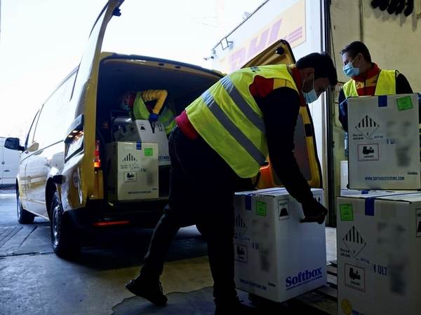 Noi loturi ale vaccinului COVID-19 au sosit pe cale aeriana în România cu DHL Express