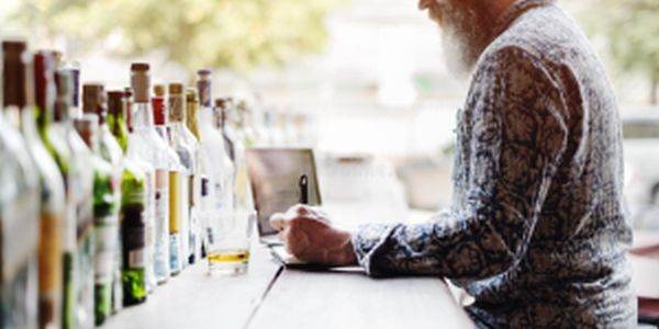 Cheltuielile pentru alcool ale românilor au înregistrat cea mai mare creştere din UE 