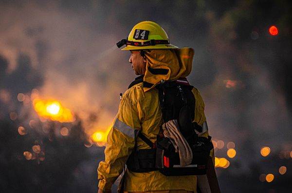 O femeie a murit şi alte 46 de persoane au fost evacuate, în urma unui incendiu 