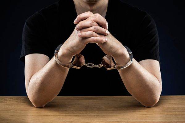 Bărbat, cercetat penal pentru tentativă de omor după ce şi-a agresat soţia