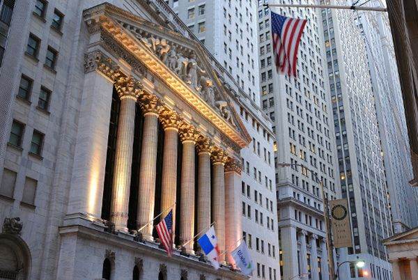 Bursa de la New York renunţă la delistarea a trei companii de telecomunicaţii din China