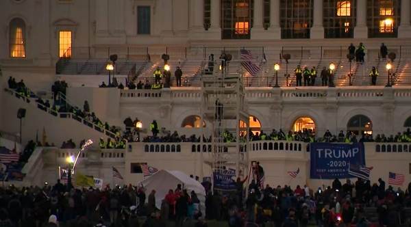 Susţinătorii lui Trump au atacat clădirea Capitoliului