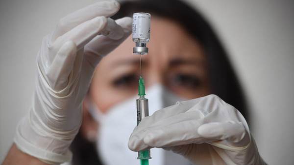 Vlad Voiculescu spune că Guvernul va adopta o OUG privind plata personalului care vaccinează anti-COVID-19