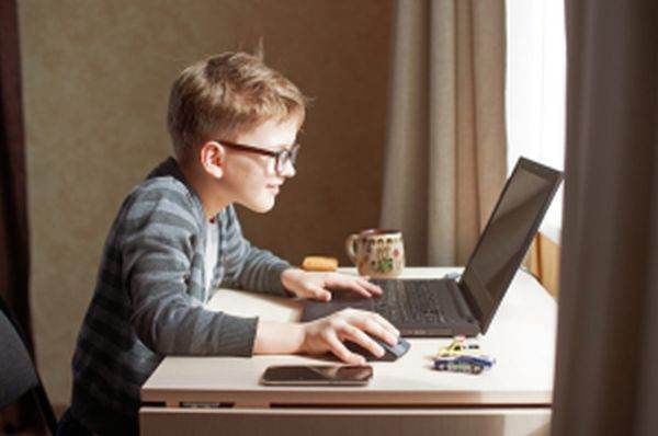 Elevii reîncep luni cursurile online