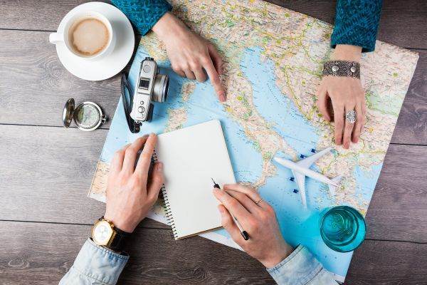 Rezervările din România în alte ţări au scăzut cu 33% în 2020