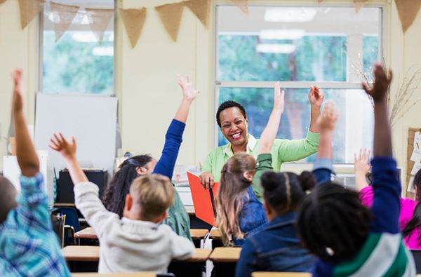 17 organizaţii din domeniul educaţiei cer guvernului plata integrală a burselor elevilor în 2021